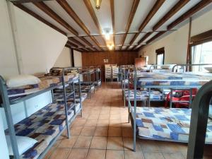 維拉卡扎蒂瑟加的住宿－Albergue Don Camino，一间设有一张双层床的房间