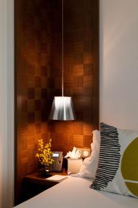 - une chambre avec un lit doté d'une lampe et d'un téléphone dans l'établissement Hôtel Le Colisée, à Paris