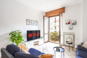 Televízia a/alebo spoločenská miestnosť v ubytovaní A 10 MIN DAL DUOMO - Trilocale moderno con 3 letti e 2 bagni in Città Studi