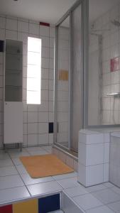 a bathroom with white tile floors and a window at Winzeranwesen - Weingut Christian Eberley - Haupthaus I MINDESTAUFENTHALT 4 NÄCHTE - MINIMUM STAY 4 NIGHTS in Neustadt an der Weinstraße