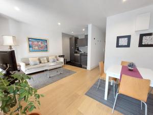 ein Wohnzimmer mit einem Sofa und einem Tisch in der Unterkunft Apartment with Private Garden - Central Location in Lissabon