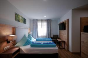 ein Hotelzimmer mit 2 Betten und einem Fenster in der Unterkunft Landhotel Zum Jägerstöckl in Grafenau