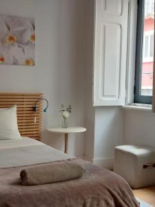 Schlafzimmer mit einem Bett und einem Fenster in der Unterkunft Apartment with Private Garden - Central Location in Lissabon