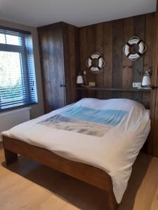 ein Schlafzimmer mit einem Bett mit zwei Fußballbällen an der Wand in der Unterkunft Het Helmgras in Middelkerke