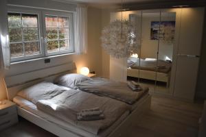 een slaapkamer met een bed en een grote spiegel bij Ferienwohnung JaRa 1 in Stolberg