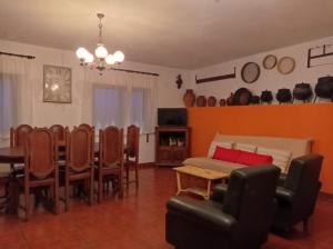 salon z łóżkiem, stołem i krzesłami w obiekcie Gerês e Cabreira - Casa Alexandrina Vilar w mieście Frades