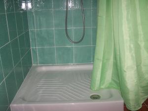 zielona łazienka z kafelkami i wanną z prysznicem w obiekcie CASA DO CRUCEIRO - RÍAS BAJAS w mieście Tomiño +14 zdjęć