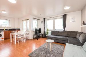 Kuchyň nebo kuchyňský kout v ubytování Modern Spacious 3 Bedroom City Centre Apartment - Free Parking - Private Balcony + 31 fotografií