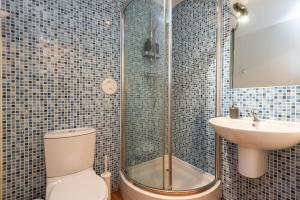 Koupelna v ubytování Modern Spacious 3 Bedroom City Centre Apartment - Free Parking - Private Balcony