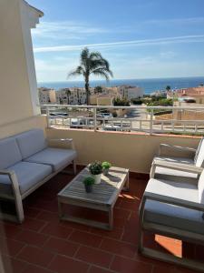 - un salon avec un canapé et une table sur un balcon dans l'établissement OCEAN VIEW VILLA BELAMAR, à Luz