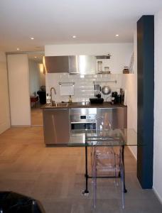 Cucina o angolo cottura di Beau studio dans ancienne grange rénovée.
