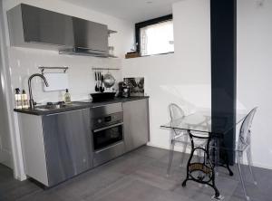 Kuchyň nebo kuchyňský kout v ubytování Beau studio dans ancienne grange rénovée. + 7 fotografií