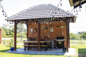 einen Pavillon mit einem Tisch und einem Grill im Hof in der Unterkunft Loft Villa 1190 - Islamic Homestay in Malakka
