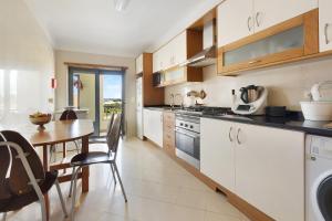 Kuchyň nebo kuchyňský kout v ubytování Apartamento perto Serra de Sintra