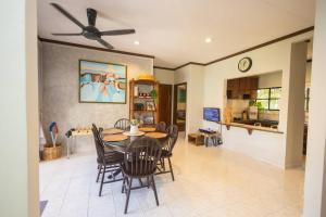 ein Esszimmer und eine Küche mit einem Tisch und Stühlen in der Unterkunft Loft Villa 1190 - Islamic Homestay in Malakka