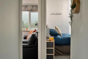 - un salon avec un canapé et une fenêtre dans l'établissement Finest Retreats - Smithfields, à Llanrwst