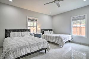 sypialnia z 2 łóżkami i wentylatorem sufitowym w obiekcie Cozy Texas Gulf Coast Vacation Rental with Patio! w mieście Brownsville