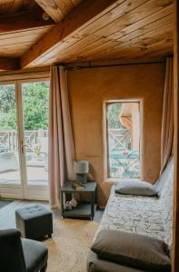 Labastide-de-ViracにあるDomaine en Terre Happyのベッド、テーブル、窓が備わる客室です。
