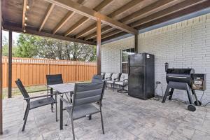 patio ze sprzętem do grillowania, stołem i krzesłami w obiekcie Cozy Texas Gulf Coast Vacation Rental with Patio! w mieście Brownsville