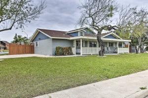 una casa con un árbol en el patio delantero en Cozy Texas Gulf Coast Vacation Rental with Patio!, en Brownsville