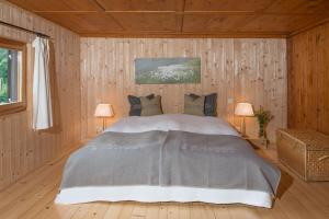 um quarto com uma cama grande num quarto de madeira em Boutique Hotel Locanda Fior di Campo em Campo