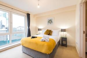 Llit o llits en una habitació de Elegant 2 Bedroom City Centre Apartment - Free Parking - Private Balcony