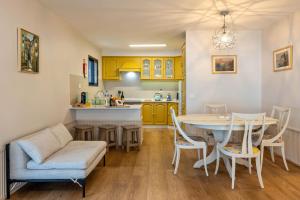 cocina y comedor con mesa y sillas en Referta Apartamento T2, en Prazeres