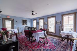una sala da pranzo con tavoli e sedie su un tappeto di Light Horse Inn a Harper's Ferry