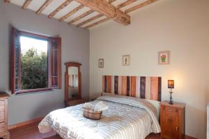 een slaapkamer met een groot bed en een raam bij Agriturismo La Pineta in Fucecchio