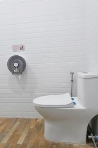 uma casa de banho com um WC branco num quarto em Hey Sunday Home em Ban Mit Mongkhon