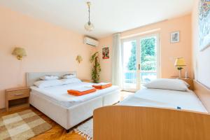 1 dormitorio con 2 camas y ventana en Apartment Paloma, en Dubrovnik