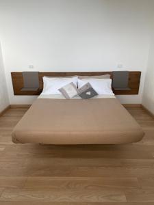 Кровать или кровати в номере Varenna Hill apt