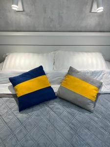 2 almohadas sentadas encima de una cama en Квартира премиум класса, en Semey