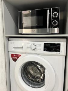un microondas sobre una lavadora en Квартира премиум класса, en Semey