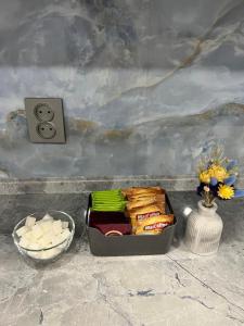 una lonchera con comida y un tazón de queso en Квартира премиум класса, en Semey