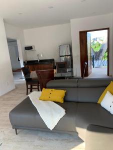 - un salon avec un canapé et une table dans l'établissement Luana suites- Suite Koya, à Zihuatanejo