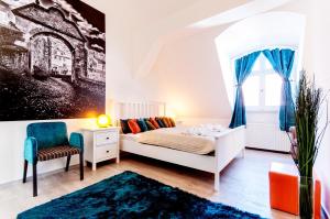 1 dormitorio con cama y ventana en Budapest City Apartments, en Budapest