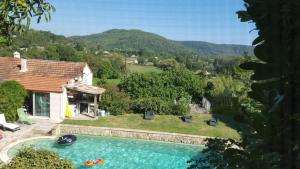 a villa with a swimming pool and mountains in the background at CHALETS Climatisés in Salernes