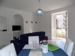TV a/nebo společenská místnost v ubytování L'orchidea amalfi coast