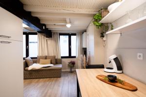 cocina y sala de estar con mesa y sofá en Cityhome Apartments in the heart of Antwerp, en Amberes
