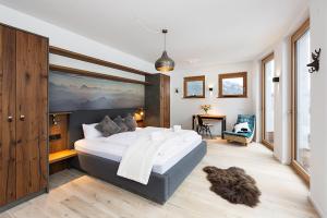 een slaapkamer met een groot bed in een kamer bij Chalet am Breitenberg Appartement CB 12 in Pfronten