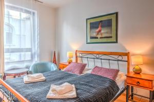 1 dormitorio con 1 cama con 2 toallas en Budapest City Apartments, en Budapest