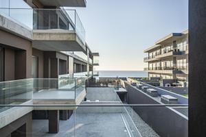 uma vista externa de um edifício com vista para o oceano em Apartamento Vista Mar em Canidelo