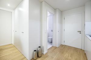 bagno con pareti bianche e servizi igienici di Apartamento Vista Mar a Canidelo Altre 16 foto