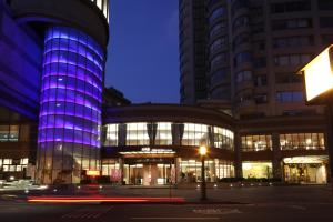 台北市にあるベイトウ ホット スプリング リゾートの紫色の灯りを灯す建物
