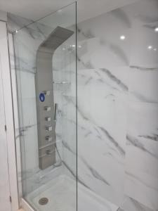y baño con ducha y puerta de cristal. en La Manga Resort Bellaluz 01-19, en Atamaría