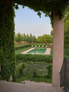 モラタリャにあるHotel Rural Casa Perníasの公園内のスイミングプールの景色を望めます。