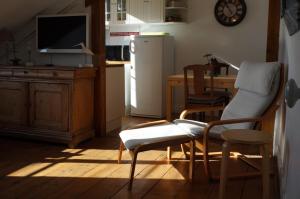 Il comprend une cuisine équipée d'un réfrigérateur, d'une table et de chaises. dans l'établissement Le Proust sans souci, à Cabourg