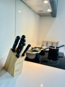 マンチェスターにあるStylish studio apartment near to Old Trafford stadiumの包丁 +8枚の写真