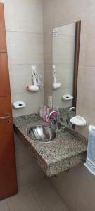 瓜萊瓜伊丘的住宿－ALOJAMIENTO LA ESTACIÓN，一间带水槽和镜子的浴室